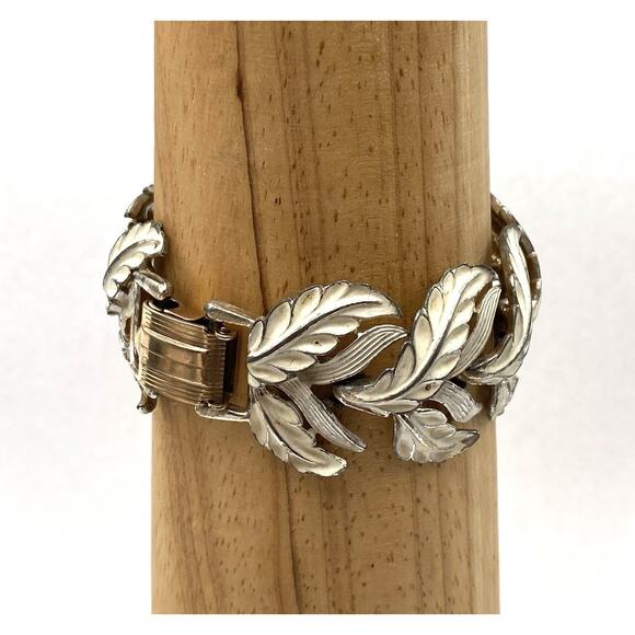 Vintage Bracelet Leaves Linked White Enamel Finish Estate 6.5” Flaw - Picture 7 of 12